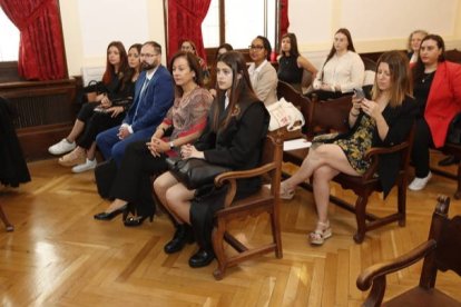 Los alumnos en prácticas, durante la jornada de la Audiencia Provincial. RAMIRO