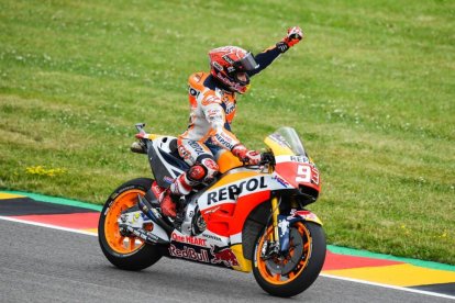 El piloto de Cervera, tras cruzar en primera posición la línea de meta del circuito de Sachsenring.