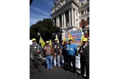 Un grupo de ganaderos leoneses, durante la protesta ayer en Madrid