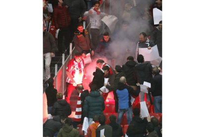 Seguidores del Olympique lanzan bengalas a la afición bilbaina. L.D.