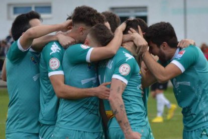 Los jugadores del Astorga celebran la victoria. DL