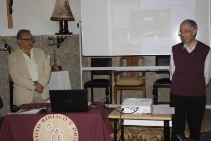 Joaquín Córdoba y Jesús García Recio, director del instituto, presentan la escuela de verano. CAMPOS