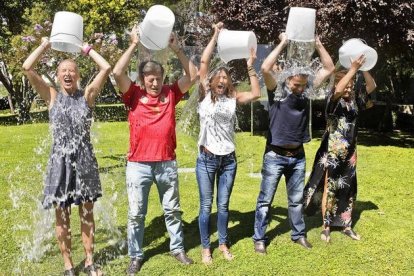 De izquierda a derecha, Anne Igartiburu, Jesús Álvarez, Mariló Montero, José Luis Toral y Toñi Moreno se lanzan el cubo de agua helada.