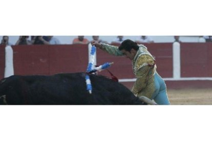 El Fandi, con uno de los pares de banderillas con los que levanta al público de sus asientos en El Parque. DL