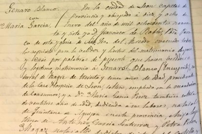 Documentos que marcan dos hitos en la vida de Genaro: la partida de matrimonio y el acta municipal con la plaza en el Fielato de Puente Castro. En el medio, su firma de puño y letra.