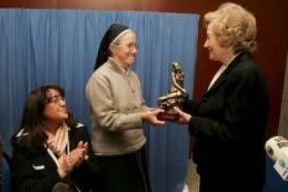 La investigadora Ofelia Nieto recibiendo ayer el galardón en el Hotel Ponferrada Plaza
