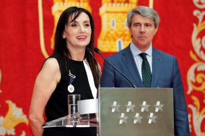 Luz Casal recibe la Medalla Internacional de las Artes de la Comunidad de Madrid de la mano de Ángel Garrido, presidente de la comunidad. /