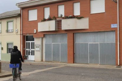 La vivienda en la que se produjo el disparo se encuentra en el centro del pueblo.