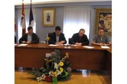 El alcalde y los representantes sindicales, durante la firma del convenio