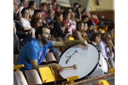 La afición arropó en las gradas a las leonesas hacia el bronce con el que hacen historia en el baloncesto femenino provincial.