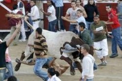 Momento en que es corneado en la plaza uno de los siete heridos