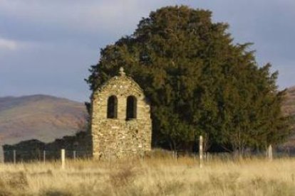 El tejo de San Cristóbal de Valdueza da sombra a una ermita vacía y sin campanas.