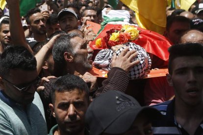 La familia y vecinos de una de las víctimas palestina llevan su cuerpo al cementerio. ALAA BADARNEH