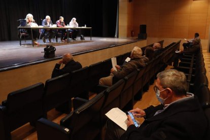 Un momento de la asamblea celebrada ayer en el salón de actos de la sala Río Selmo. ANA F. BARREDO