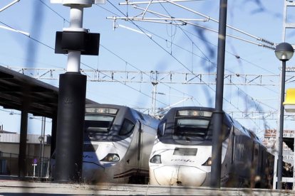 El Alvia a Madrid y el Alvia a Barcelona, en las vías de la estación de León. MARCIANO PÉREZ