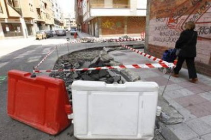 Obras en el Ejido para evitar que los coches puedan aparcar en los cruces de dos calles.