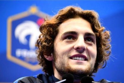 El jugador del PSG Adrien Rabiot en una rueda de prensa de la selección francesa de fútbol.