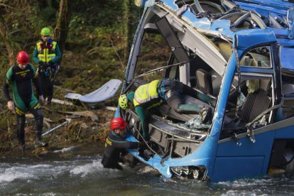 Técnicos del Ministerio de Transportes coordinan desde primera hora de la mañana de este martes el operativo desplegado en Cerdedo-Cotobade. SALVADOR SAS