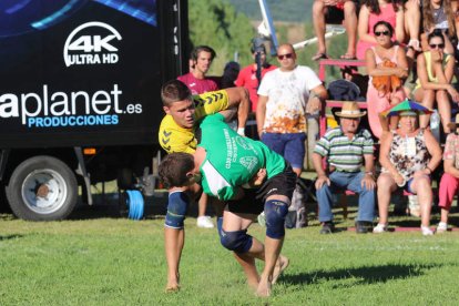 Primer corro conquistado en esta temporada (hacía ya un año...) por Rubén Fierro en medios, tras ganarle semifinal a Moisés.