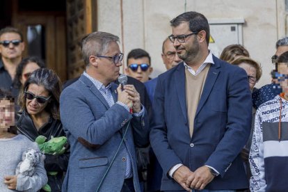 El alcalde de Torrecaballeros, Rubén García de Andrés con Eugenio García Martínez, padre de Olivia. PABLO MARTÍN