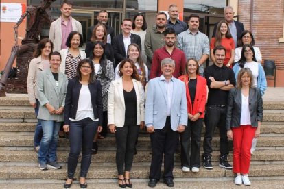 Foto de familia de los participantes junto a los responsables del programa. DL