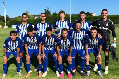 Primera formación de la SD Ponferradina en pretemporada ante el Racing de Ferrol. DL