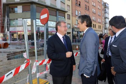 El ministro De la Serna visita con el alcalde de León las obras de la Calle Astorga.