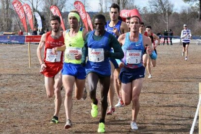 Sergio Sánchez, segundo por la izquierda, se colgó el bronce en el Autonómico de cross. G. LUNA