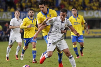 Lucas Vázquez, que entró por Cristiano. protege el balón ante el acoso de la defensa rival. ÁNGEL MEDINA