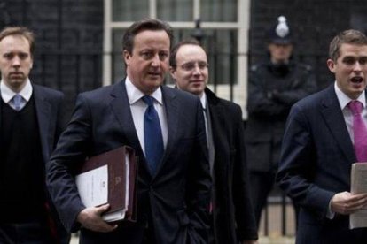 Cameron (en el centro) camina hacia el Parlamento, este miércoles en Londres.