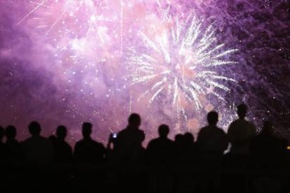 Fuegos artificiales en la noche de San Juan en León.