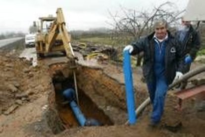 Reparación de una de las habituales averías en Cubillos, donde comenzarán este mismo año las obra