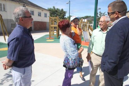 El alcalde con los ediles de Obras y Medio Rural, junto a una vecina ayer en la visita a la plaza.