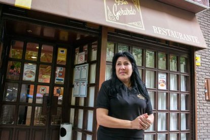 Raquel Contreras, dueña del restaurante de Zaragoza donde fue detenido César Román. JAVIER CEBOLLADA