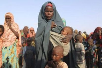 Varias mujeres y niños del campo de refugiados de Dadaab, el mayor del mundo