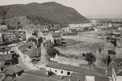 El Archivo Histórico Municipal de Ponferrada recupera fotos de las viviendas que durante décadas estuvieron adosadas a la fortaleza en la calle Gil y Carrasco y Tras la Cava.