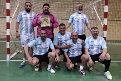 Formación del equipo del Dream Team, campeón de la Copa de Villafranca del Bierzo. DL