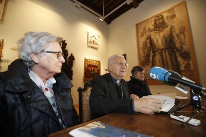 El obispo de julián López (C) presenta la vigilia de oración y la eucaristía de acción de gracias con motivo de la reciente beatificación de las “Mártires de Argelia”