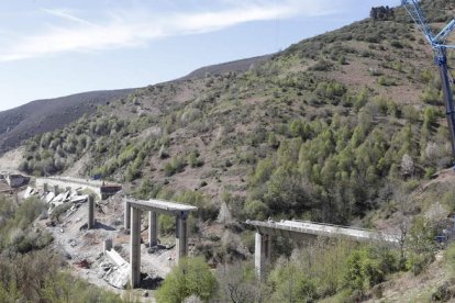 Imagen de las obras de derribo ayer por la mañana, en el viaducto berciano de la A-6. L. DE LA MATA