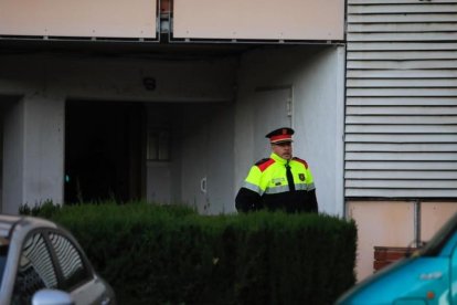 Entrada del edificio donde se han hallado los cuerpos sin vida de dos vecinos de Badia del Vallès.