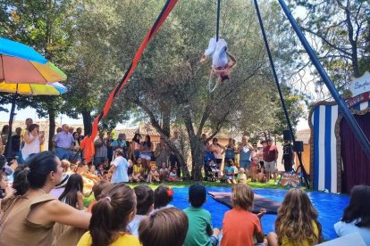 Imagen de uno de los espectáculos de acrobacias que tuvieron lugar ayer en Valencia de Don Juan. DL