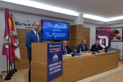 Luis Fuentes durante su intervención en el Club de Prensa de Diario de León. DL