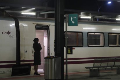 Imagen de uno de los Alvia en la estación de León. JESÚS F. SALVADORES