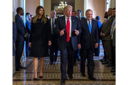 El presidente electo de Estados Unidos, junto a Melania Trump y el líder de la mayoría del Senado. S.C.