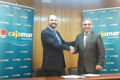 José Luis Andrés y Juan Carlos Fernández, tras firmar el convenio.