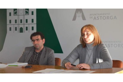 José Luis de la Iglesia y Mar Castro, ayer durante la presentación de la ordenanza de terrazas. MEDINA