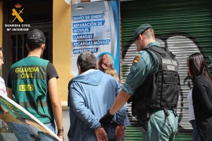 Uno de los detenido en la operación