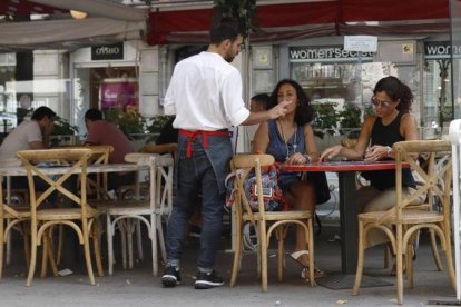 Un camarero trabajando en la Rambla de Cataluña.