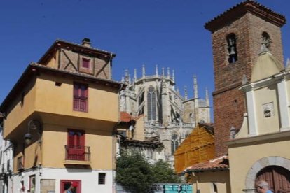 Fachada este de la Catedral, en Puerta Obispo, donde se pretende construir una nueva edificiación. DL