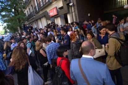 Una multitud se aglomera a las puertas de la sede del PSOE en Madrid.